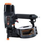 „TJEP ZE-65 Excellent Coil Nailer – 0° pneumatinė viniakalė, skirta 2,1–3,0 mm vinių nuo 32 iki 65 mm kalimui, su reguliuojamu įkalimo gyliu ir patogia rankena profesionaliam naudojimui.“