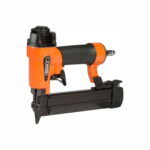 „KMR 3716 – 0° pneumatinė viniakalė, skirta 0,65 mm vinių nuo 12 iki 30 mm kalimui, su patogia rankena ir patikimu mechanizmu profesionaliam naudojimui.“