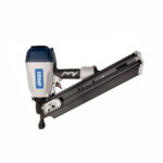 „BASSO A22/90-F4 – 21° pneumatinė viniakalė, skirta 2,8–3,8 mm vinių nuo 50 iki 90 mm kalimui, su reguliuojamu įkalimo gyliu ir patogia rankena profesionaliam naudojimui.“