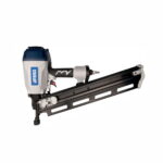 „BASSO A34/90-F4 – 34° pneumatinė viniakalė, skirta 2,8–3,8 mm vinių nuo 50 iki 90 mm kalimui, su reguliuojamu įkalimo gyliu ir patogia rankena profesionaliam naudojimui.“