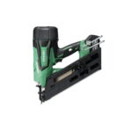 „HiKOKI NR1890DBCL – 34° akumuliatorinė viniakalė, skirta 2,9–3,3 mm vinių nuo 50 iki 90 mm kalimui, su bešepetėliu varikliu ir galinga 18V baterija profesionaliam naudojimui.“