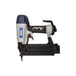 „BASSO B18/55-F4 – 0° pneumatinė viniakalė, skirta 1,2 mm vinių nuo 20 iki 55 mm kalimui, su reguliuojamu įkalimo gyliu ir patogia rankena profesionaliam naudojimui.“