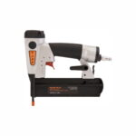 „TJEP BN90/40 – 0° pneumatinė kabiakalė, skirta 5,8 mm kabėms nuo 12 iki 40 mm kalimui, su patogia rankena ir patikimu mechanizmu profesionaliam naudojimui.“