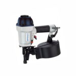 „BASSO C28/65-A1C – 16° pneumatinė viniakalė, skirta 2,1–2,9 mm vinių nuo 28 iki 65 mm kalimui, su reguliuojamu įkalimo gyliu ir patogia rankena profesionaliam naudojimui.“