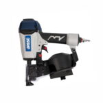 „BASSO C31/45-F4 – 16° pneumatinė viniakalė, skirta 3,1 mm vinių nuo 19 iki 45 mm kalimui, su reguliuojamu įkalimo gyliu ir patogia rankena profesionaliam naudojimui.“