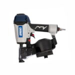 Pneumatinė viniakalė BASSO C28/65-A1C 16°, 2.10–2.90/28–65 mm – profesionali ritinė tipo viniakalė, skirta stogų, apdailos ir karkasinių konstrukcijų montavimui. Naudoja 16° kampo vinis, pasižymi galingu smūgiu, greitu veikimu ir ergonomišku dizainu, tinkama intensyviam darbui.