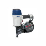 „BASSO C38/90-A1 – 16° pneumatinė viniakalė, skirta 2,5–3,8 mm vinių nuo 45 iki 90 mm kalimui, su reguliuojamu įkalimo gyliu ir patogia rankena profesionaliam naudojimui.“