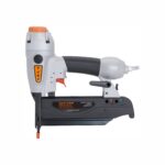 „TJEP TF16/63B – 0° pneumatinė viniakalė, skirta 1,6 mm vinių nuo 19 iki 63 mm kalimui, su reguliuojamu įkalimo gyliu ir patogia rankena profesionaliam naudojimui.“