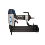 Pneumatinė viniakalė BASSO B16/50L-F4, skirta 1.6 mm storio ir 15–55 mm ilgio vinims 0° kampu. Lengvas ir tikslus įrankis apdailos darbams, medinių konstrukcijų, dailylenčių ir grindjuosčių tvirtinimui.