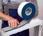 ISO-BLOCO MULTI-FUNCTIONAL TAPE – aukščiausios kokybės, savaime besiplečianti daugiafunkcė sandarinimo juosta, skirta profesionaliam langų ir durų montavimui. Ji patikimai apsaugo nuo vėjo, liūčių vandens ir šilumos nuostolių, užtikrindama optimalią garso bei šilumos izoliaciją.