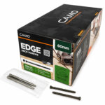 CAMO EDGE paslėpto tvirtinimo medsraigčių dėžė su montavimo antgaliais.