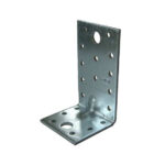 Sustiprintas montavimo kampas 150×100×65×3 mm, pagamintas iš cinkuoto plieno. Naudojamas konstrukcijų sutvirtinimui, baldų, sijų ir rėmų jungimui. Patvarus, atsparus korozijai, su papildomomis standumo briaunomis.