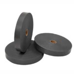 „Garso izoliacinė ir amortizacinė juosta 45 mm x 30 m – skirta triukšmo slopinimui, vibracijos mažinimui ir konstrukcijų apsaugai.“