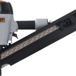 Pneumatinė viniakalė TJEP GRF 34/90LW, 34°, 2.8–3.3/50–90 mm – profesionali, lengvo korpuso viniakalė, skirta popieriumi sujungtoms vinims. Naudojama karkasinių, stogo, fasado ir apdailos darbų tvirtinimui. Galinga, patikima ir ergonomiška, užtikrina tikslų vinies įkalimą bei greitą darbą.