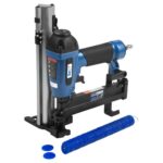 „Bea 340-C – patikima pneumatinė kabiakalė, skirta 16–25 mm kabėms kalti į medieną ir apmušalus, su lengvu korpusu ir patogia rankena.“