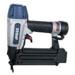 „BASSO B18/55-F1 – 0° pneumatinė kabiakalė, skirta 1,2 mm kabėms nuo 15 iki 55 mm kalimui, su patogia rankena ir patikimu mechanizmu profesionaliam naudojimui.“