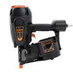 Pneumatinė viniakalė TJEP PC-90 Excellent Coil 15°, 2.5–3.8/50–90 mm – galinga ritinė tipo viniakalė, skirta intensyviam profesionaliam naudojimui. Naudoja 15° kampo vinis ritėje, puikiai tinka karkasinių konstrukcijų, stogų ir fasadų montavimui. Lengvas korpusas, guminė rankena ir tikslus įkalimo reguliavimas užtikrina patogų darbą.