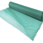 Pastolių uždengimo tinklas 3,30 m × 100 m (330 m²) – patvarus, UV spinduliams ir vėjui atsparus tinklas, skirtas statybinių pastolių, fasadų ir darbo zonų apsaugai. Sulaiko dulkes, šiukšles ir smulkias daleles, užtikrina darbo saugumą ir aplinkos švarą.