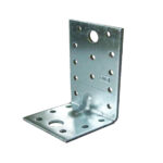 Montavimo kampas 150×100×65×3 mm, sustiprintas – cinkuoto plieno konstrukcinis kampas, skirtas tvirtinti medines ir metalines konstrukcijas. Sustiprinta forma užtikrina didesnį laikomąjį stiprumą ir atsparumą deformacijai, tinkamas naudoti statybose bei montavimo darbuose.